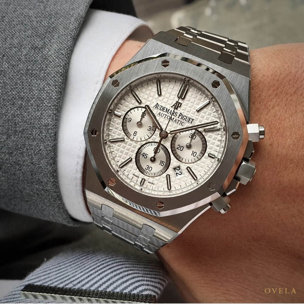 AP Royal Oak Chronographe sur poignet costume gris