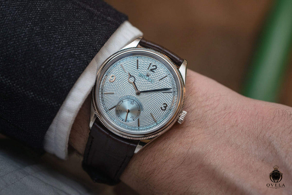 Montre bleu glacier portée au poignet avec logo OVELA