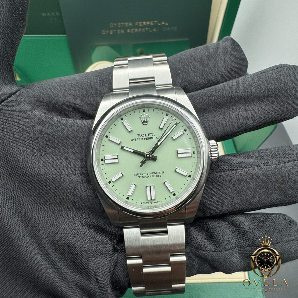 Rolex Oyster Perpetual Vert Pistache - Main gants noirs avec logo OVELA