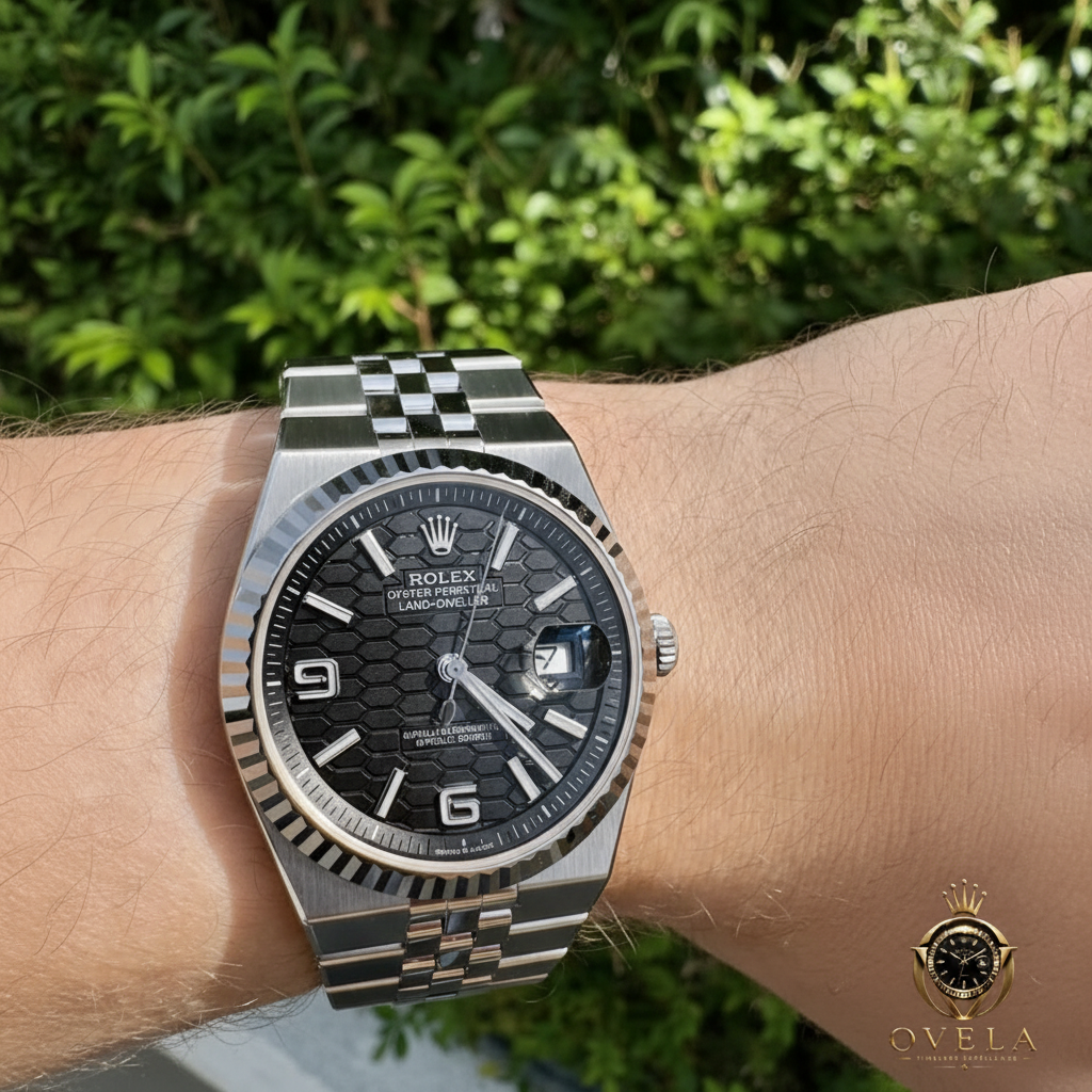 Rolex Land-Dweller Noir - Poignet extérieur avec logo OVELA