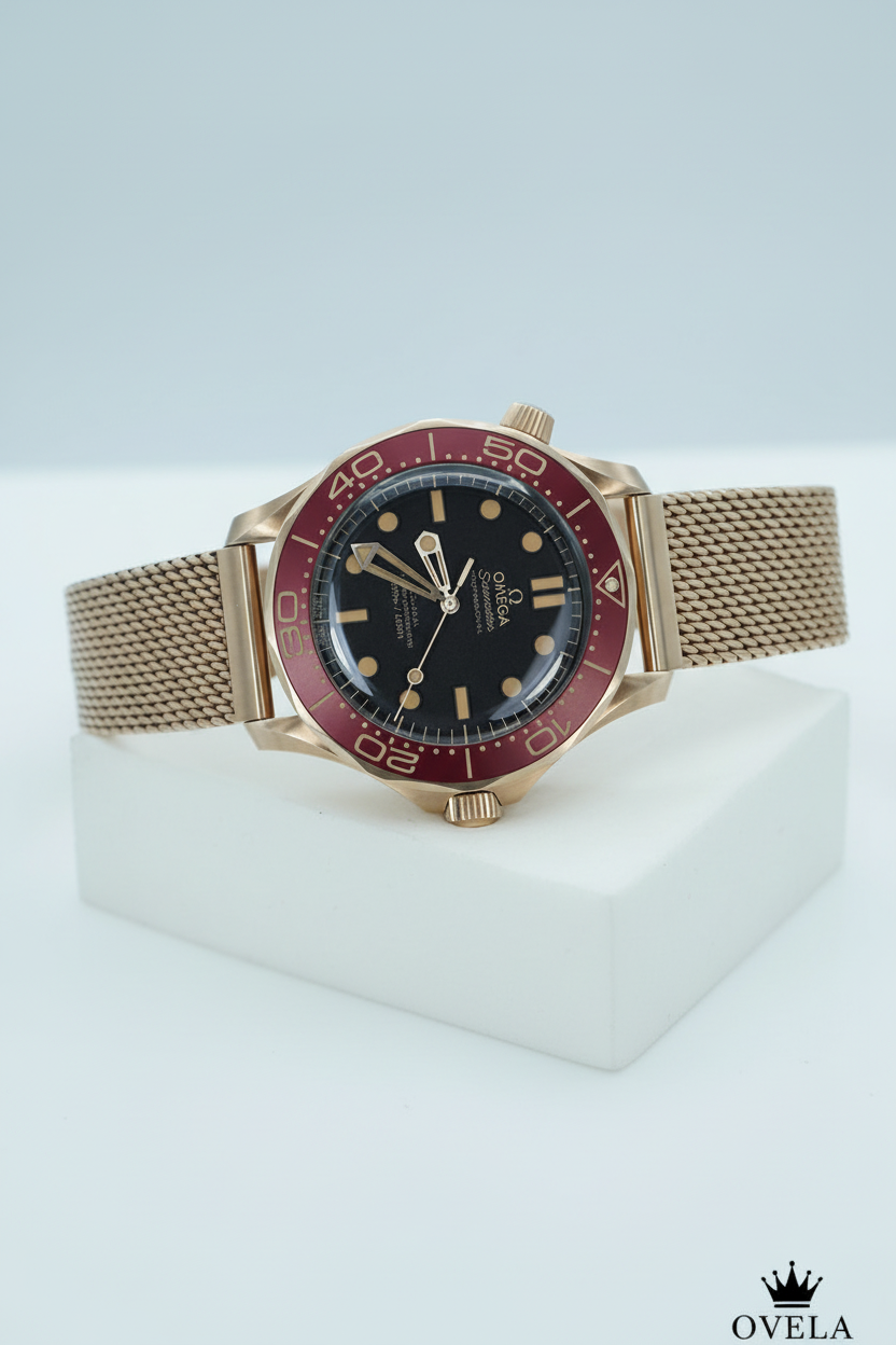 Montre Omega Seamaster bordeaux avec logo OVELA posée sur un socle blanc