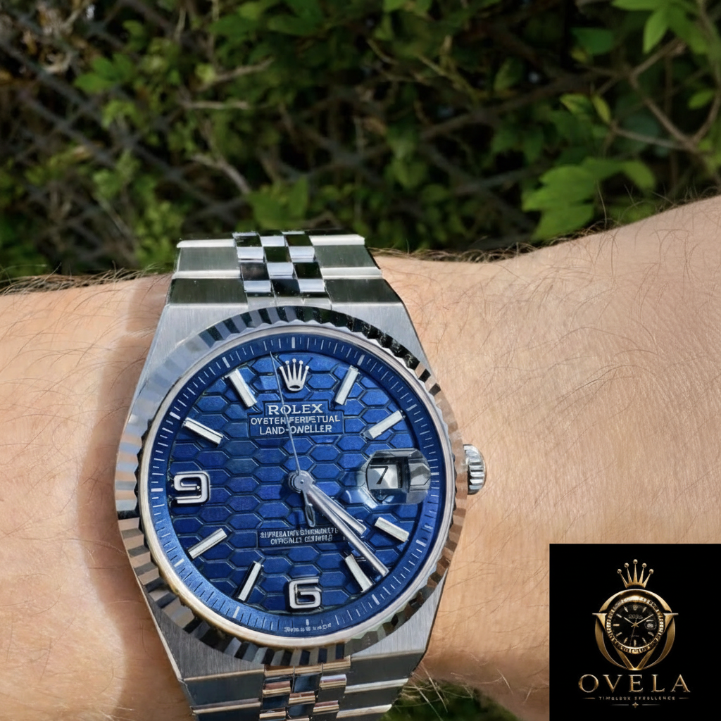 Rolex Land-Dweller Bleu - Poignet extérieur avec logo OVELA
