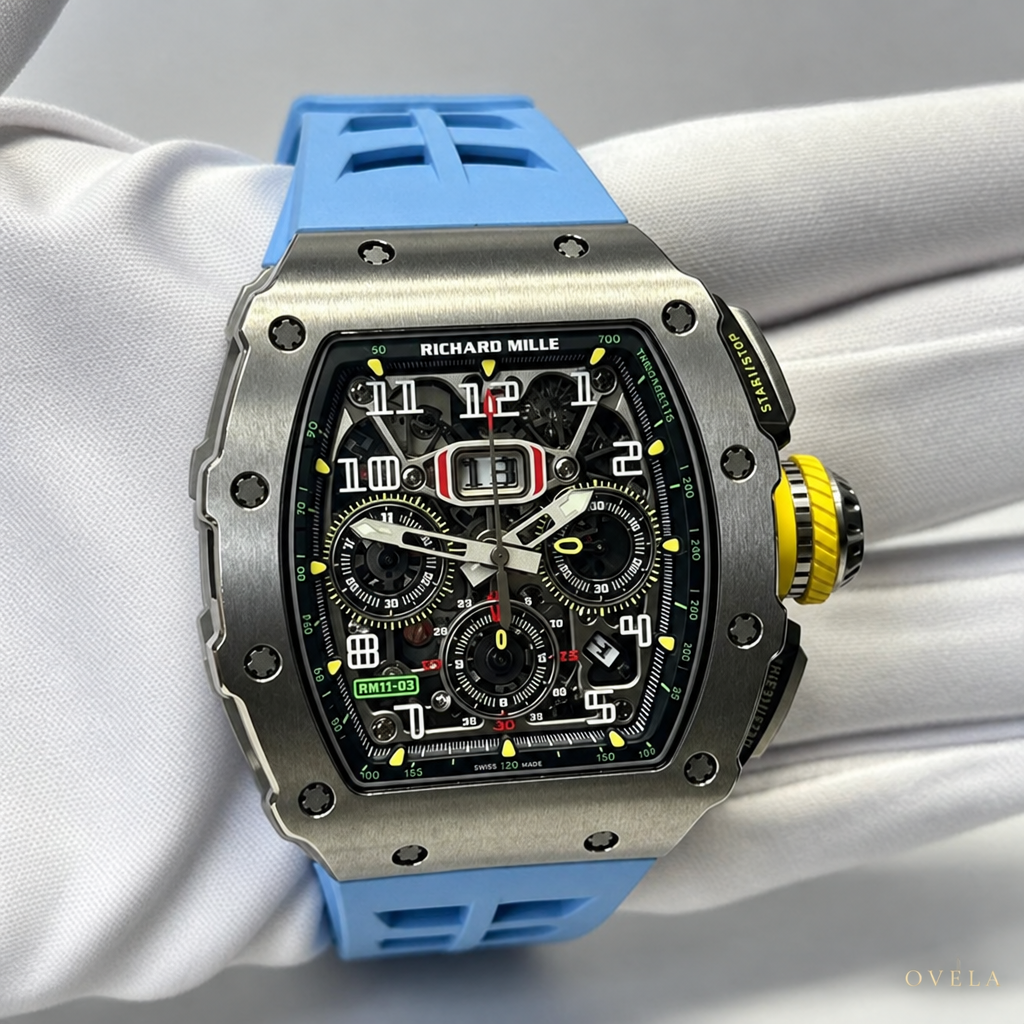 Richard Mille RM11-03 Titane bleu ciel tenu en main fond gris