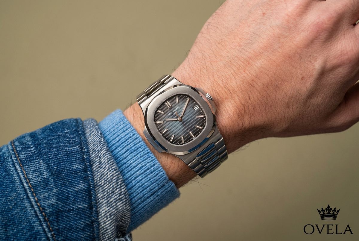 Montre sur coussin avec logo OVELA