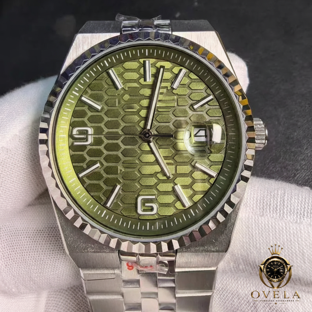 Rolex Land-Dweller Vert - Main gants avec logo OVELA