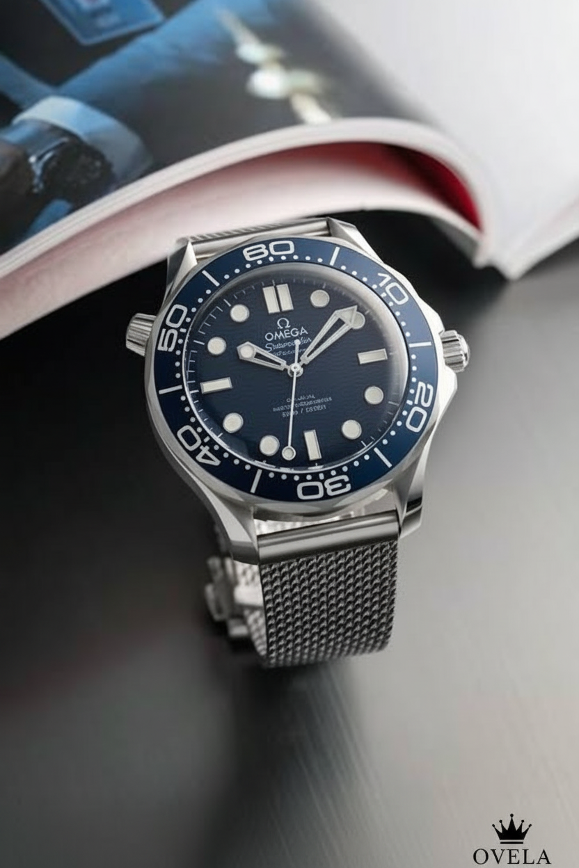 Montre Omega Seamaster bleue avec logo OVELA, vue lifestyle