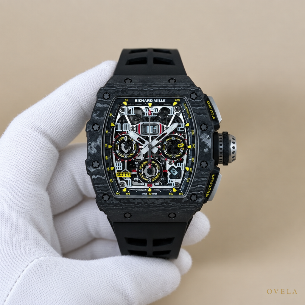 Richard Mille RM11-03 Carbon TPT gants blancs fond beige