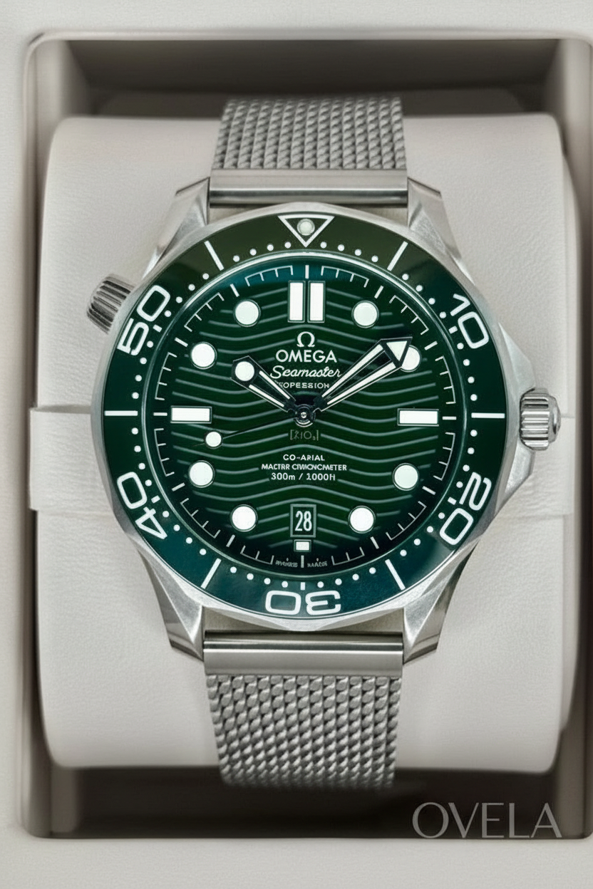 Montre Omega Seamaster verte avec logo OVELA dans son écrin