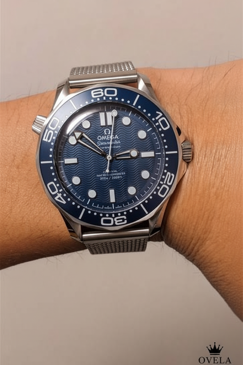 Montre Omega Seamaster bleue avec logo OVELA portée au poignet