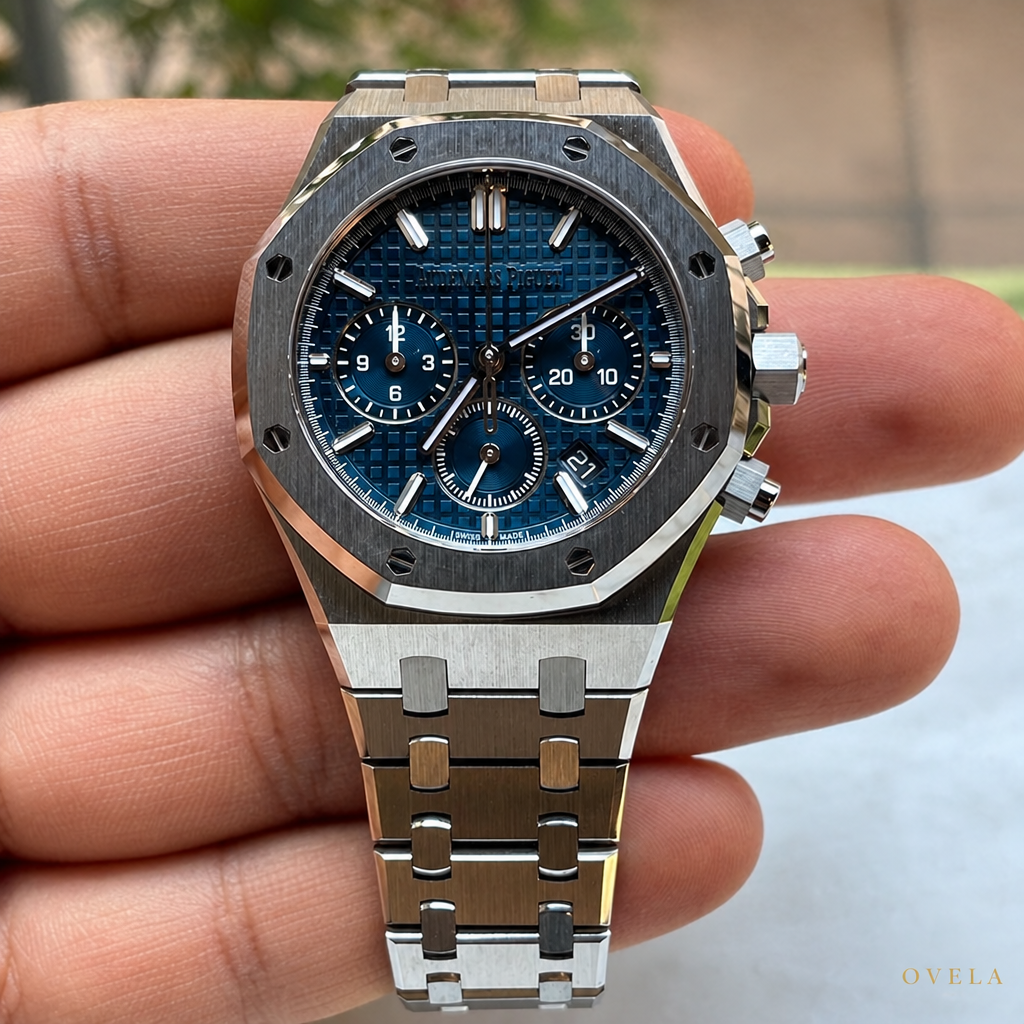 AP Royal Oak Chronographe tenu en main