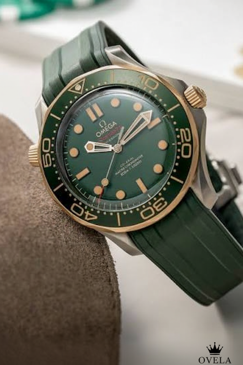 Montre Omega Seamaster verte avec logo OVELA, vue inclinée