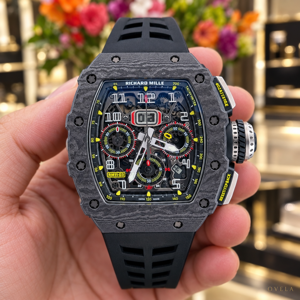 Richard Mille RM11-03 Carbon TPT tenu en main boutique