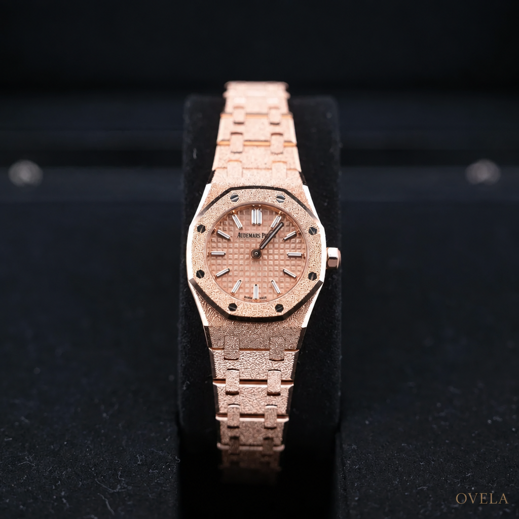 AP Royal Oak Frosted Or Rose tenu par doigts