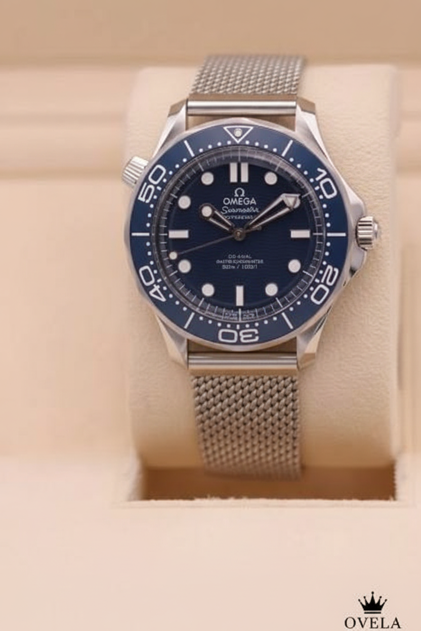 Montre Omega Seamaster bleue avec logo OVELA, posée sur un coussin