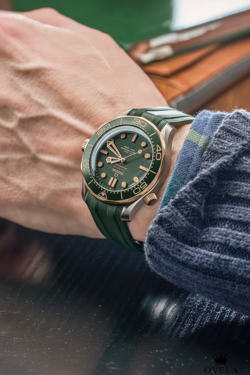 Montre Omega Seamaster verte avec logo OVELA portée au poignet
