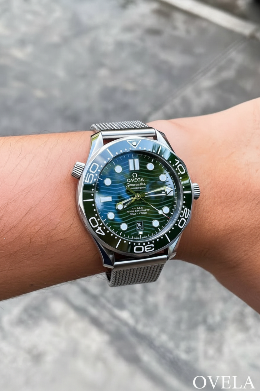 Montre Omega Seamaster verte avec logo OVELA portée au poignet