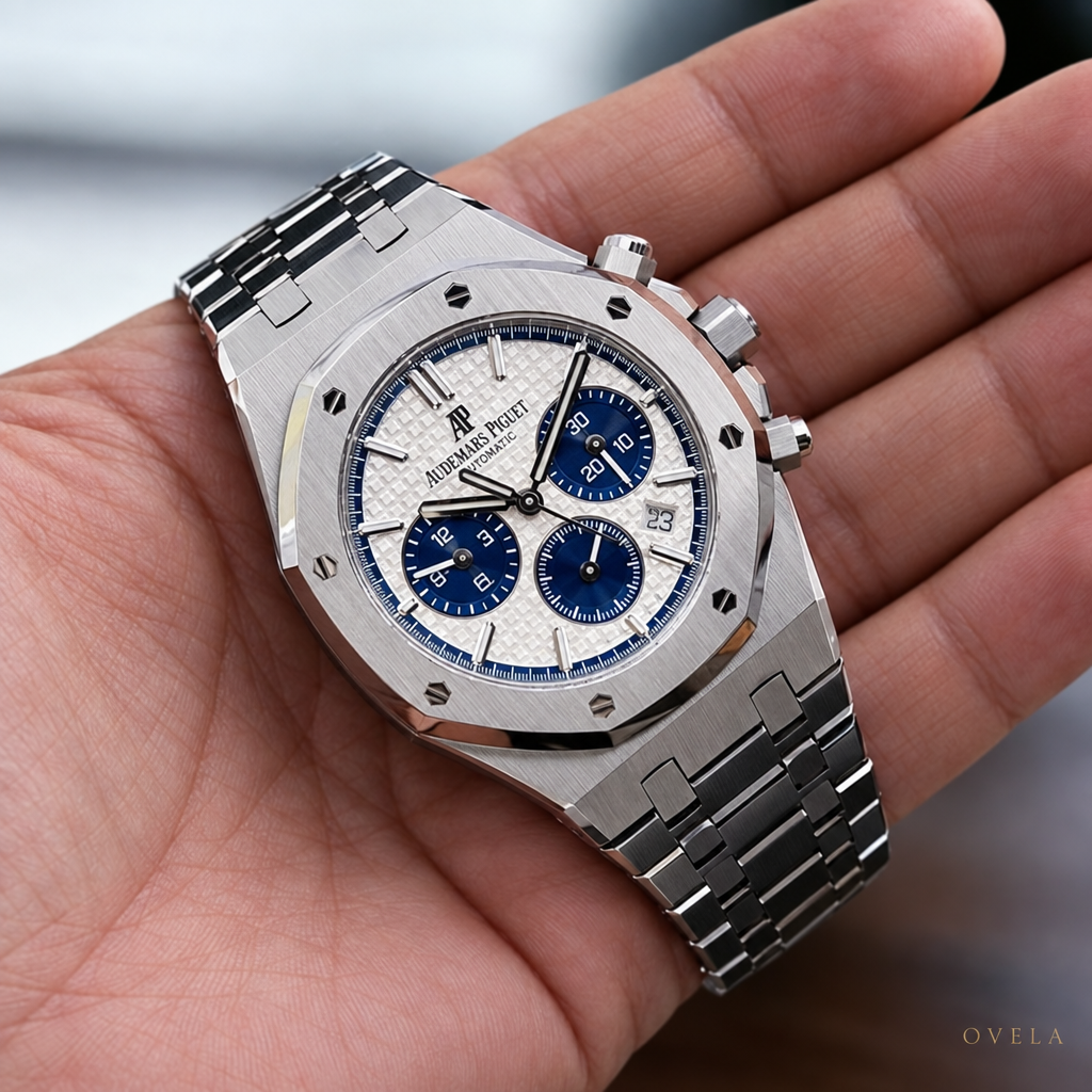 AP Royal Oak Chronographe Panda tenu en main
