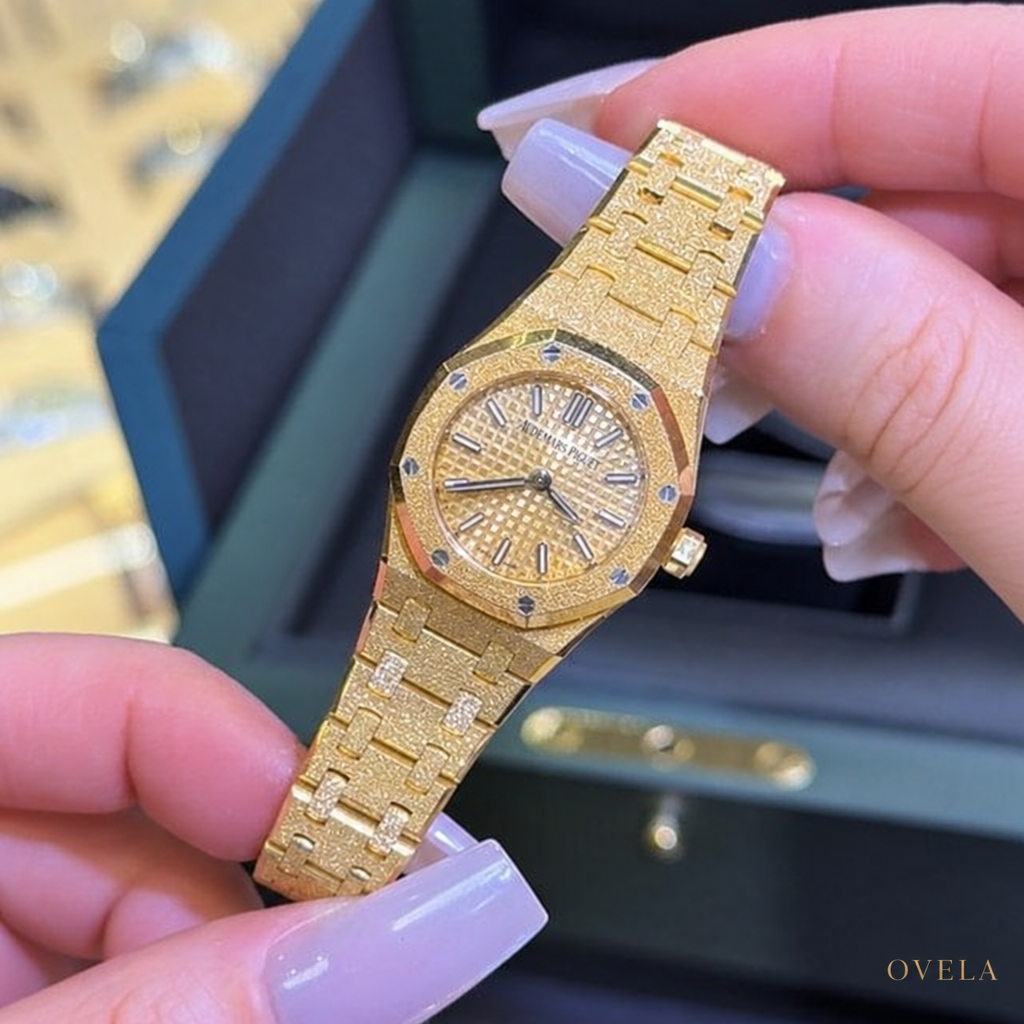 AP Royal Oak Frosted Or Jaune tenu par femme
