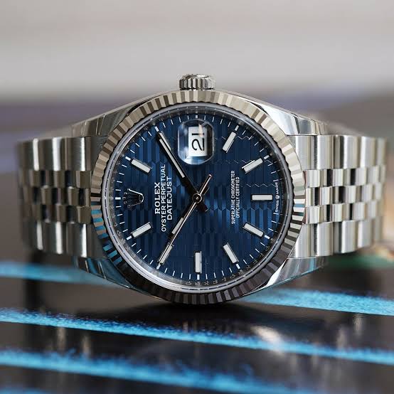 Rolex Oyster Perpetual Land-Dweller fond bleu roi