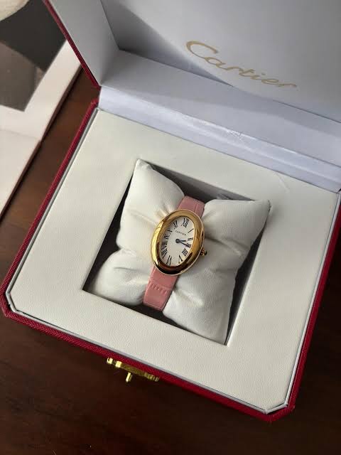 Vue rapprochée au poignet de la montre à bracelet rose