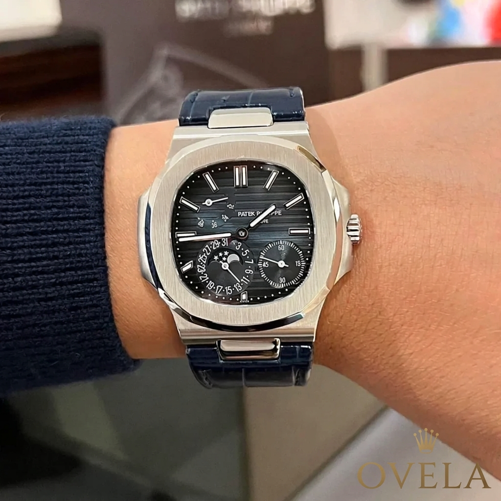 Montre au poignet avec logo OVELA