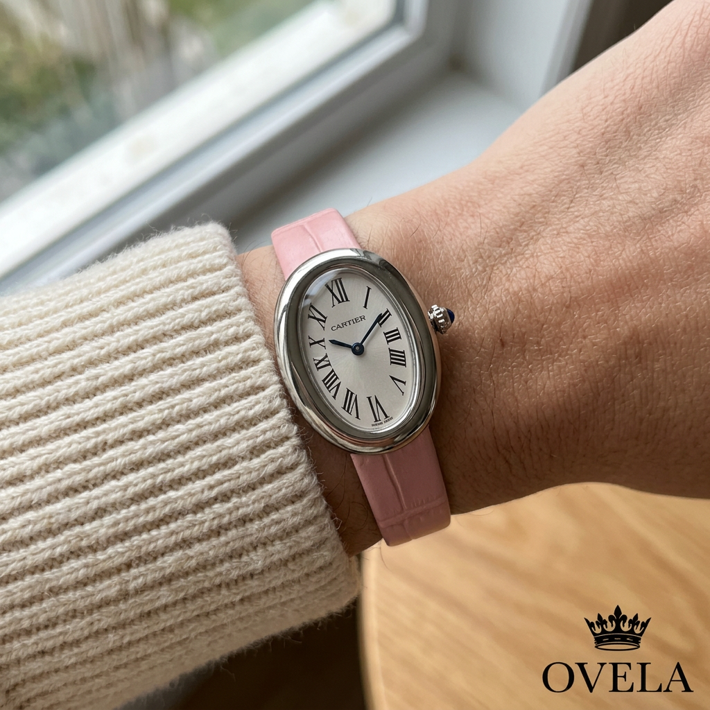 Montre à bracelet rose au poignet