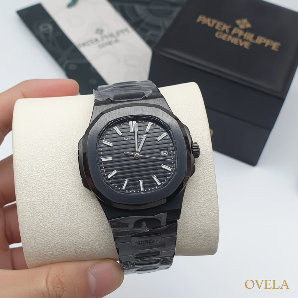 Nautilus Black en main 1