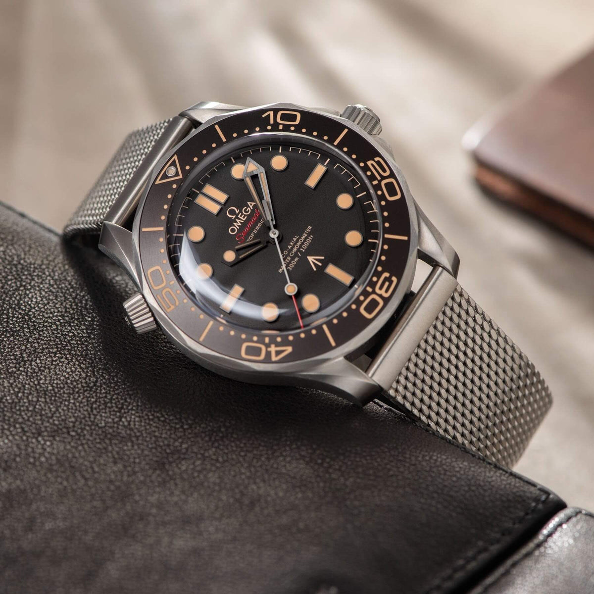 Montre Omega Seamaster marron à bracelet métallique